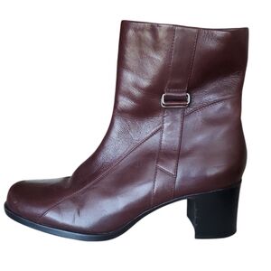 Clarks Women's Vintage Fashion Elegant Brown Leather Ankle Boots Size 8.5 M.
